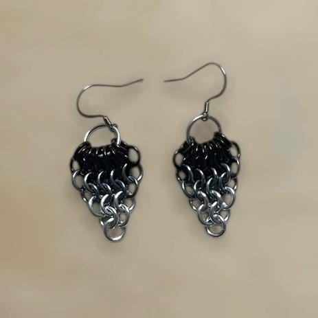 Euro Fan Chainmail Earrings - Greyscale